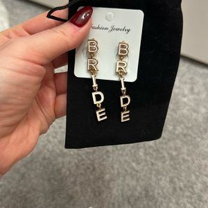 Bride letter earrings white and gold